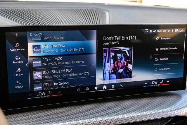 BMW i4 Vehicle Full-screen Gallery Image 30