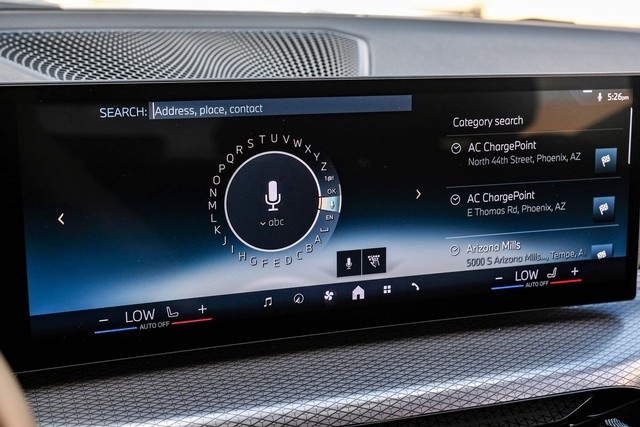 BMW i4 Vehicle Full-screen Gallery Image 32
