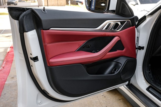 BMW i4 Vehicle Full-screen Gallery Image 46