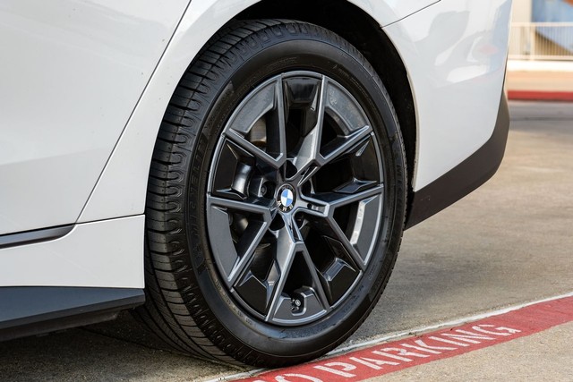 BMW i4 Vehicle Full-screen Gallery Image 63