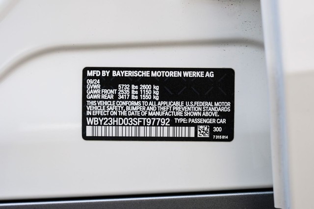 BMW i4 Vehicle Full-screen Gallery Image 65