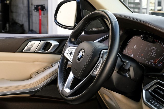BMW X7 Vehicle Full-screen Gallery Image 13