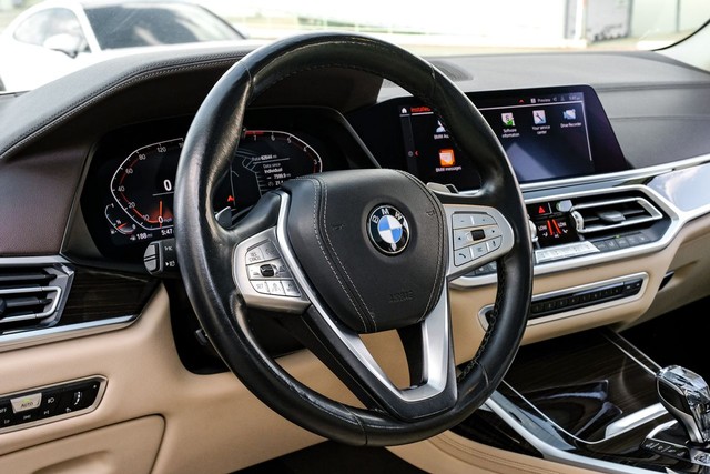 BMW X7 Vehicle Full-screen Gallery Image 15