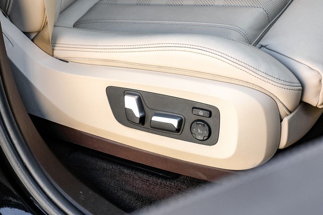 BMW X7 Vehicle Full-screen Gallery Image 40