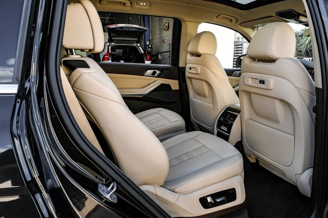 BMW X7 Vehicle Full-screen Gallery Image 42