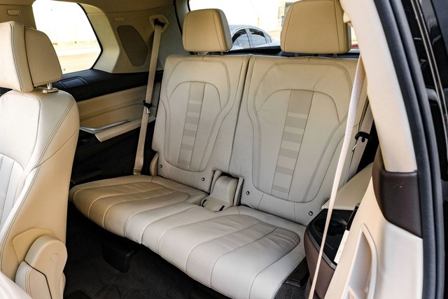 BMW X7 Vehicle Full-screen Gallery Image 52