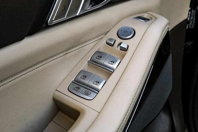 BMW X7 Vehicle Full-screen Gallery Image 56