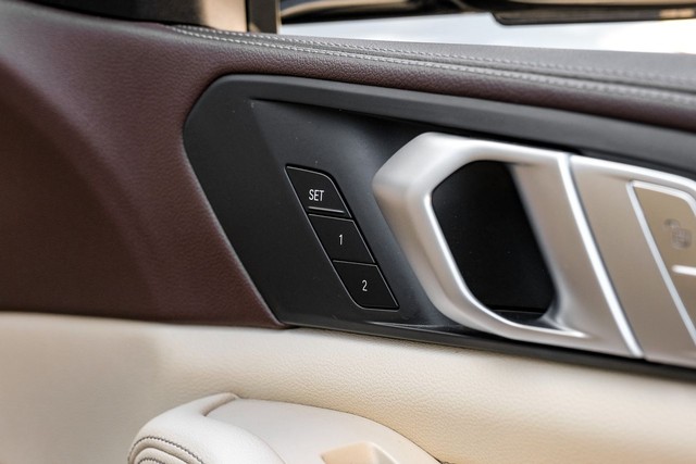 BMW X7 Vehicle Full-screen Gallery Image 58
