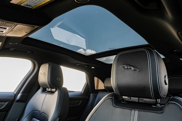 Jaguar F-Pace Vehicle Full-screen Gallery Image 04