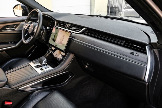Jaguar F-Pace Vehicle Full-screen Gallery Image 12