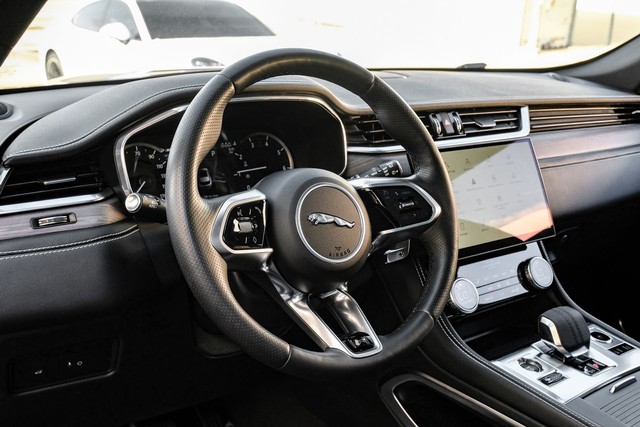 Jaguar F-Pace Vehicle Full-screen Gallery Image 15