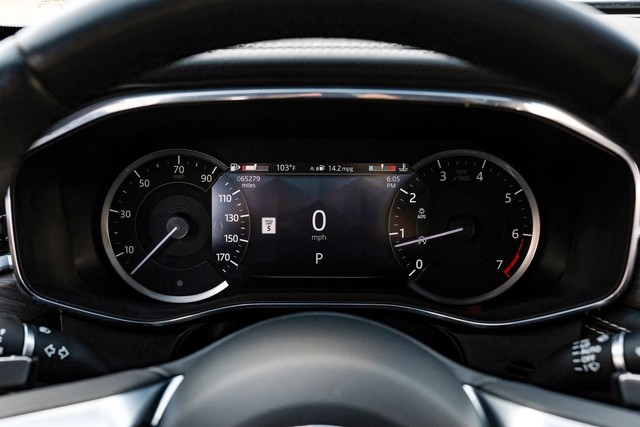 Jaguar F-Pace Vehicle Full-screen Gallery Image 18