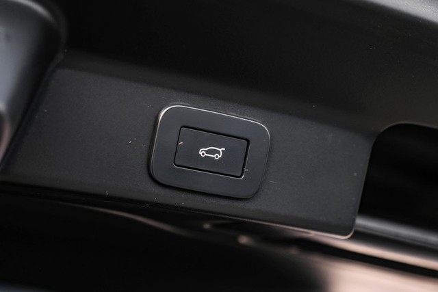 Jaguar F-Pace Vehicle Full-screen Gallery Image 63