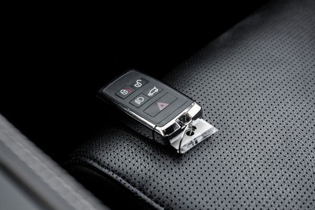 Jaguar F-Pace Vehicle Full-screen Gallery Image 68