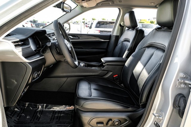 Jeep Grand Cherokee Vehicle Full-screen Gallery Image 03