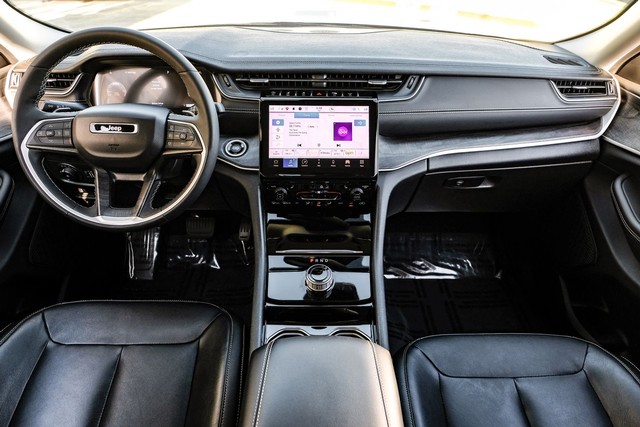 Jeep Grand Cherokee Vehicle Full-screen Gallery Image 11