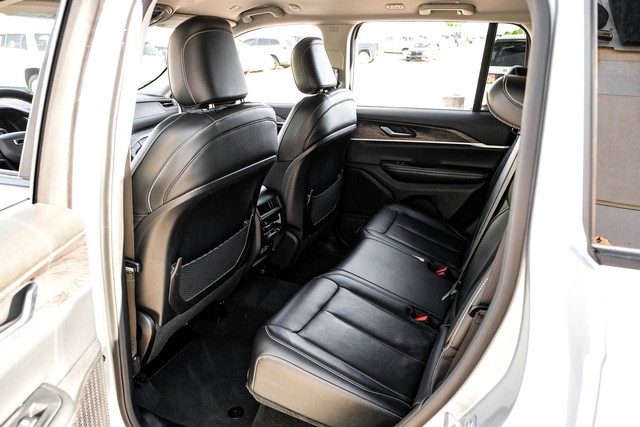 Jeep Grand Cherokee Vehicle Full-screen Gallery Image 32