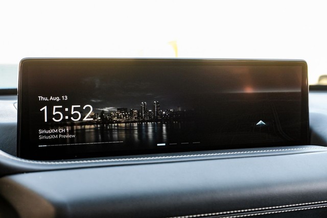 Genesis GV80 Vehicle Full-screen Gallery Image 24