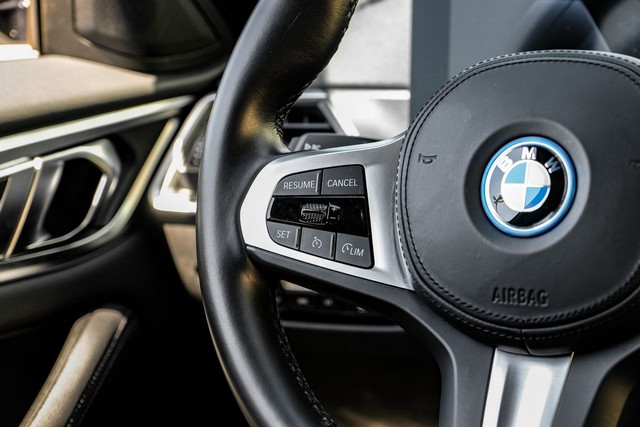 BMW i4 Vehicle Full-screen Gallery Image 14