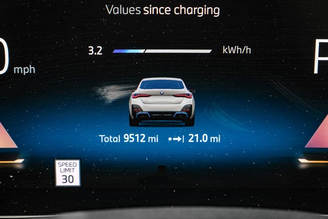 BMW i4 Vehicle Full-screen Gallery Image 17