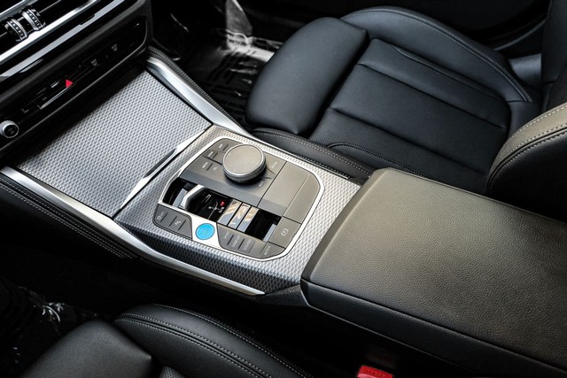 BMW i4 Vehicle Full-screen Gallery Image 21