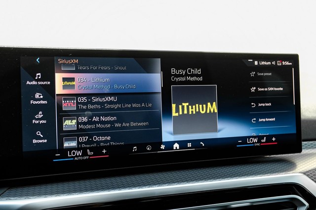 BMW i4 Vehicle Full-screen Gallery Image 24
