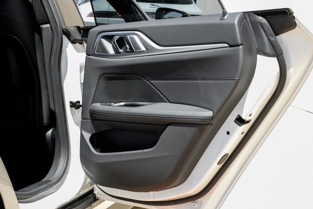 BMW i4 Vehicle Full-screen Gallery Image 40