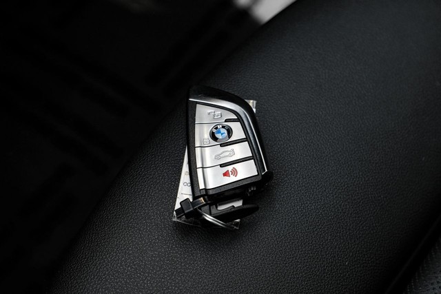 BMW i4 Vehicle Full-screen Gallery Image 48