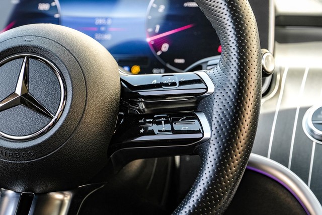 Mercedes-Benz C 300 Vehicle Full-screen Gallery Image 18