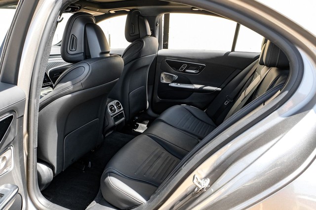 Mercedes-Benz C 300 Vehicle Full-screen Gallery Image 33