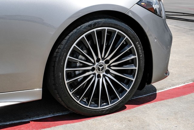 Mercedes-Benz C 300 Vehicle Full-screen Gallery Image 47