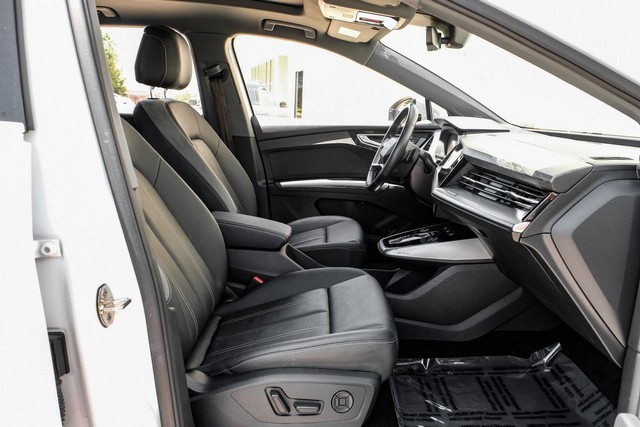 Audi Q4 e-tron Vehicle Full-screen Gallery Image 31