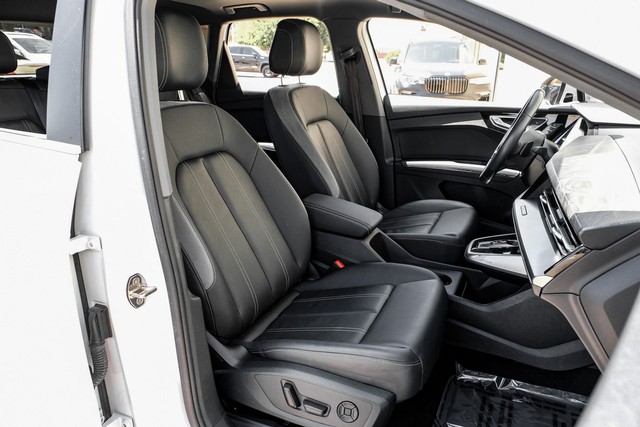Audi Q4 e-tron Vehicle Full-screen Gallery Image 32