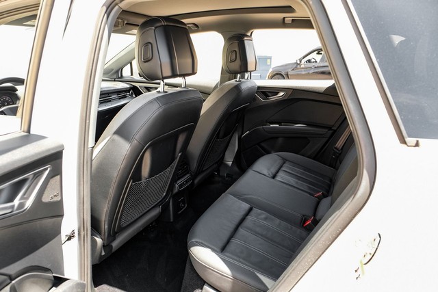 Audi Q4 e-tron Vehicle Full-screen Gallery Image 35