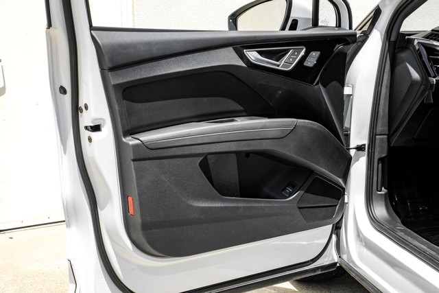 Audi Q4 e-tron Vehicle Full-screen Gallery Image 39