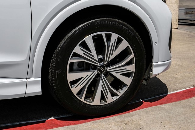 Audi Q4 e-tron Vehicle Full-screen Gallery Image 49