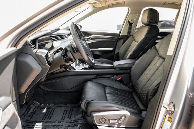 Audi e-tron Sportback Vehicle Full-screen Gallery Image 03