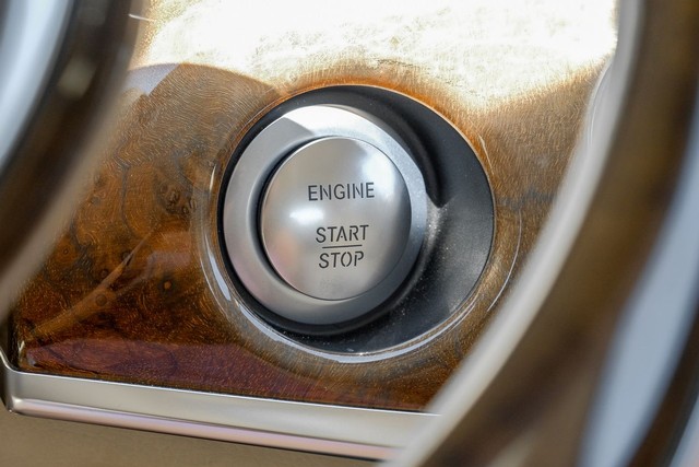 Mercedes-Benz S-Class Vehicle Full-screen Gallery Image 21