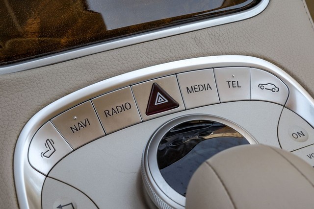 Mercedes-Benz S-Class Vehicle Full-screen Gallery Image 25