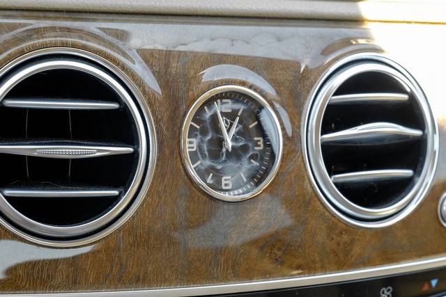 Mercedes-Benz S-Class Vehicle Full-screen Gallery Image 30