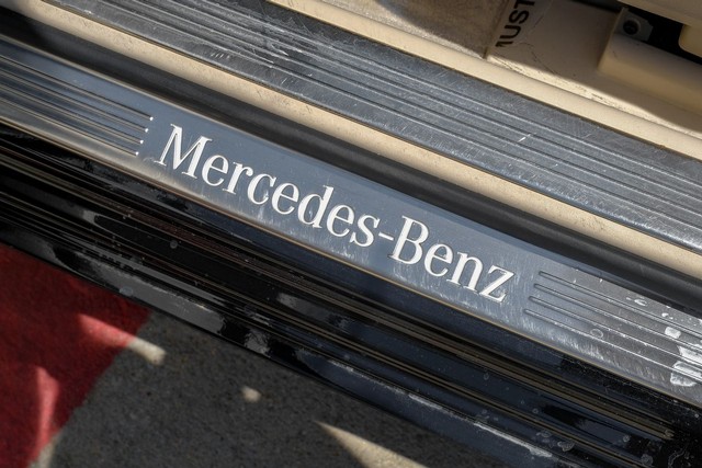 Mercedes-Benz S-Class Vehicle Full-screen Gallery Image 38