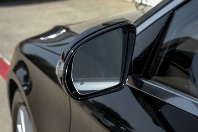 Mercedes-Benz S-Class Vehicle Full-screen Gallery Image 47