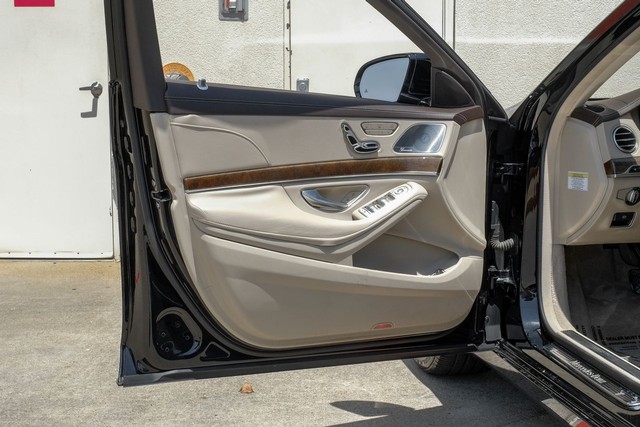 Mercedes-Benz S-Class Vehicle Full-screen Gallery Image 48