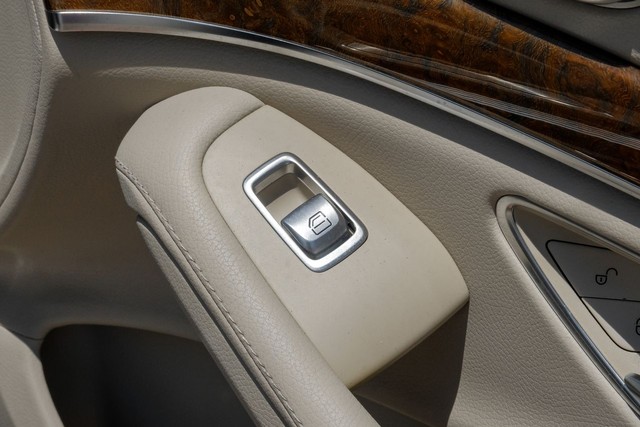 Mercedes-Benz S-Class Vehicle Full-screen Gallery Image 52