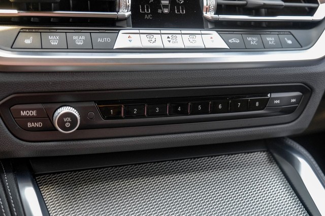 BMW 4 Series Vehicle Full-screen Gallery Image 29