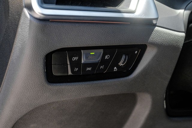 BMW 4 Series Vehicle Full-screen Gallery Image 35