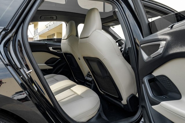 Audi A5 Vehicle Full-screen Gallery Image 38
