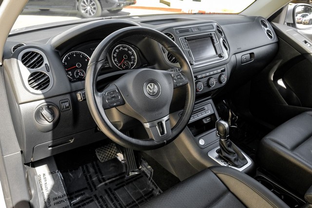 Volkswagen Tiguan Vehicle Full-screen Gallery Image 02