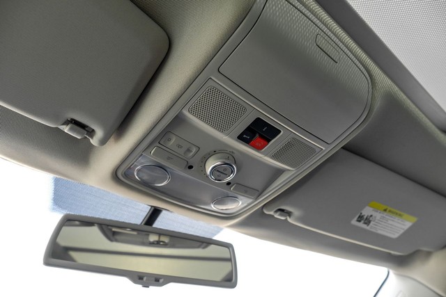 Volkswagen Tiguan Vehicle Full-screen Gallery Image 32