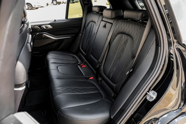 BMW X5 Vehicle Full-screen Gallery Image 35